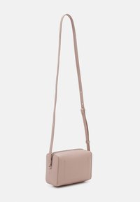 Calvin Klein DAILY CAMERA BAG PEBBLE - Skuldertasker - shadow gray