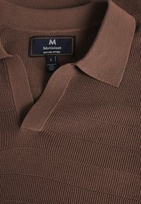 Kávébarna polo póló, texturált kötött mintával és vízszintes csíkokkal, klasszikus gallérral és Matinique L-es méretet jelző címkével.