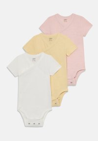 Trois bodies pour bébé à manches courtes en blanc, jaune et rose. Présente un design en croisé et des fermetures à pression à la base pour un habillage facile.