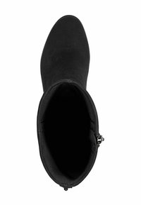 Ghete scurte din piele întoarsă neagră, cu o textură netedă și vârf rotund. Fermuar lateral pentru o purtare ușoară. Interiorul este întunecat, fără căptușeală vizibilă.