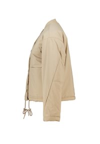 Chaqueta beige de manga larga con cierre de botones y cordones ajustables en el dobladillo, mostrada de lado sobre fondo blanco.