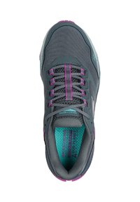 Zapatilla deportiva gris con acentos en púrpura y verde azulado. Cuenta con una parte superior de malla transpirable, cuello acolchado, plantilla texturizada y cordones planos.