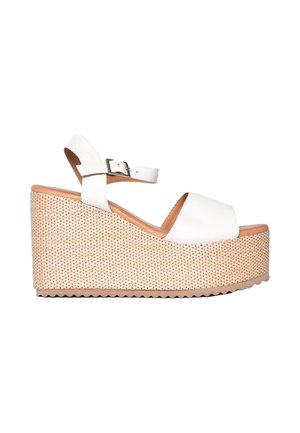 Sandalo con zeppa in pelle bianca, suola platform intrecciata, punta aperta e cinturino alla caviglia regolabile con fibbia argentata.