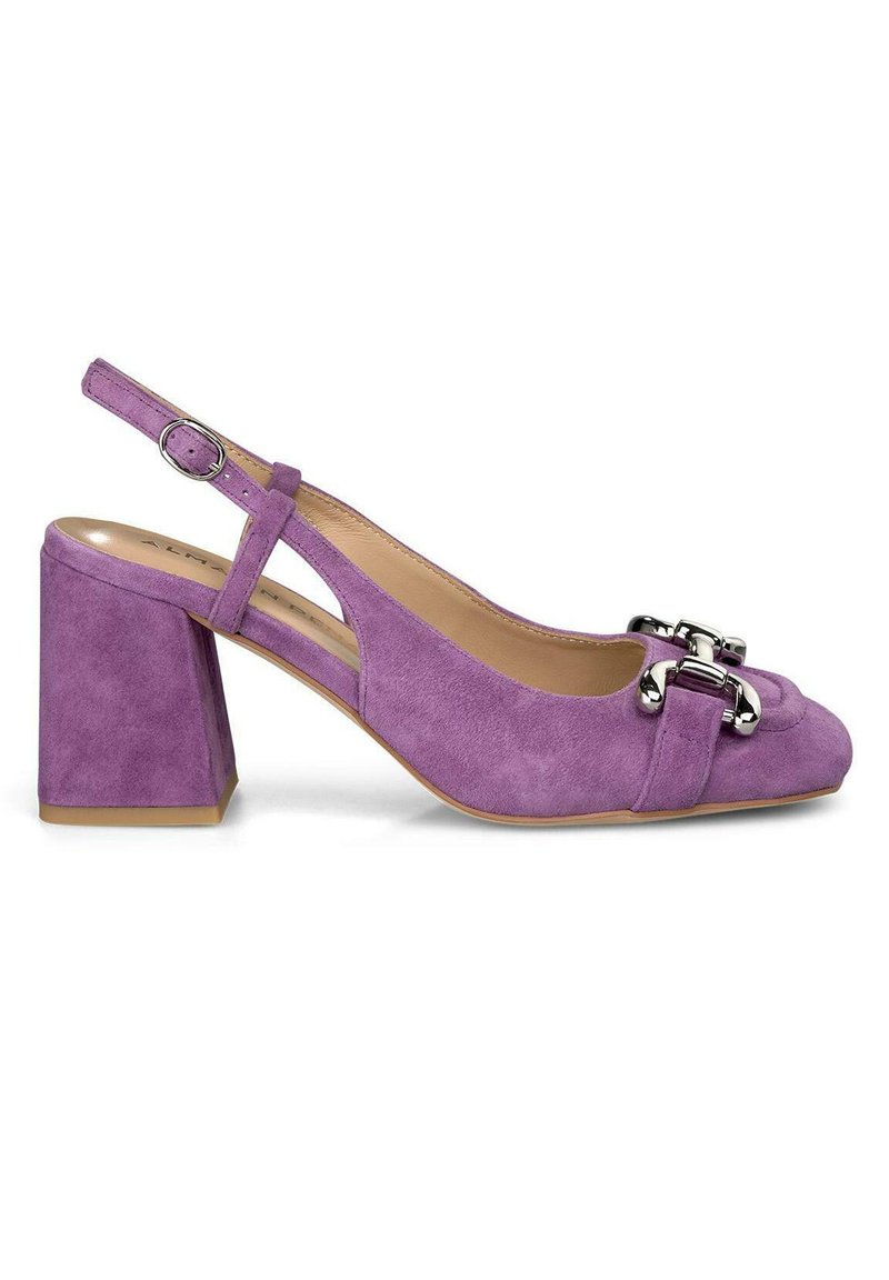 Scarpa slingback in suede viola con punta arrotondata, dettaglio in metallo argentato sulla parte anteriore e tacco a blocco quadrato e spesso.