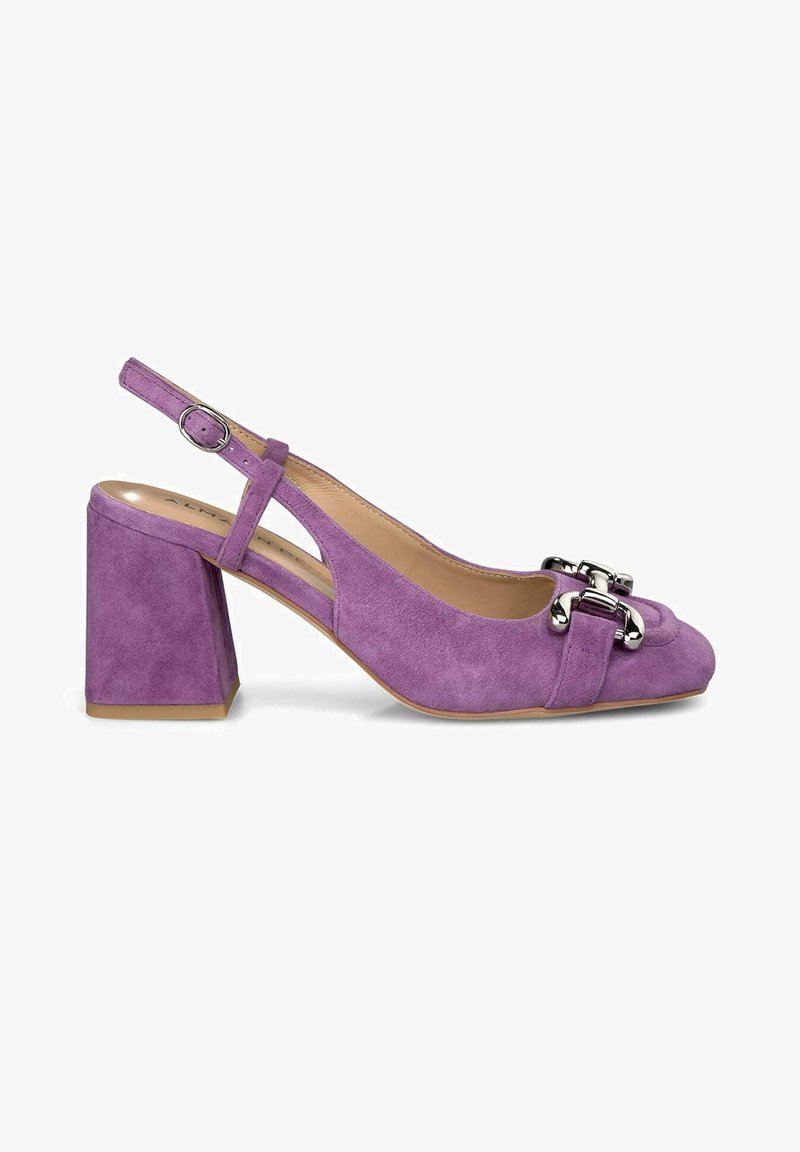 Scarpa slingback in suede viola con punta arrotondata, dettaglio in metallo argentato sulla parte anteriore e tacco a blocco quadrato e spesso.