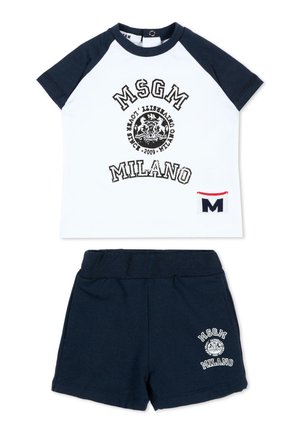 Strój dziecięcy z białą i granatową koszulką raglanową oraz granatowymi szortami, oba elementy z nadrukowanymi z przodu logotypami MSGM Milano.