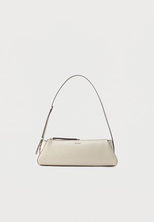 Petit sac à épaule en cuir beige avec une fine bandoulière et une fermeture éclair, orné d'un logo métallique discret au centre avant.