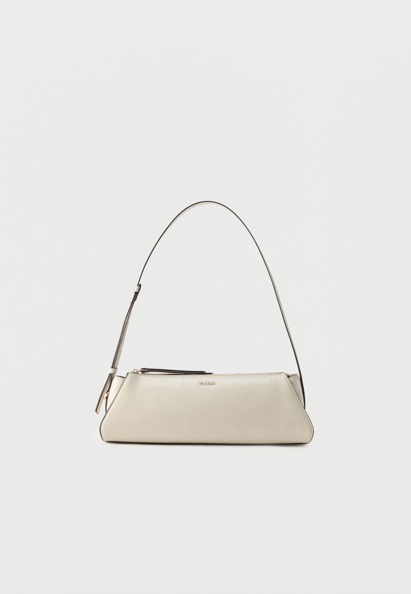 Petit sac à épaule en cuir beige avec une fine bandoulière et une fermeture éclair, orné d'un logo métallique discret au centre avant.