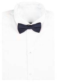 Camisa blanca de vestir con cuello puntiagudo, que presenta una pajarita texturizada en azul marino en el cuello. Diseño clásico de botones.