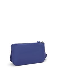 Paarse stoffen pouch met een ritssluiting, rechthoekige vorm, soepel van textuur, met fijne stiksels langs de randen en een kleine kwast.