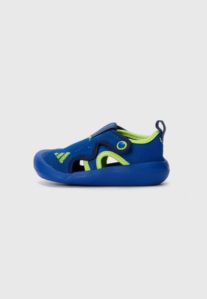 Scarpe in mesh blu con accenti verdi, con design slip-on, fori di ventilazione e una robusta suola in gomma.