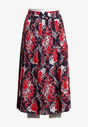 Falda plisada hasta la rodilla con estampado abstracto de flores y texto en rojo, azul marino y blanco, con detalle de cinturilla en forma de V.