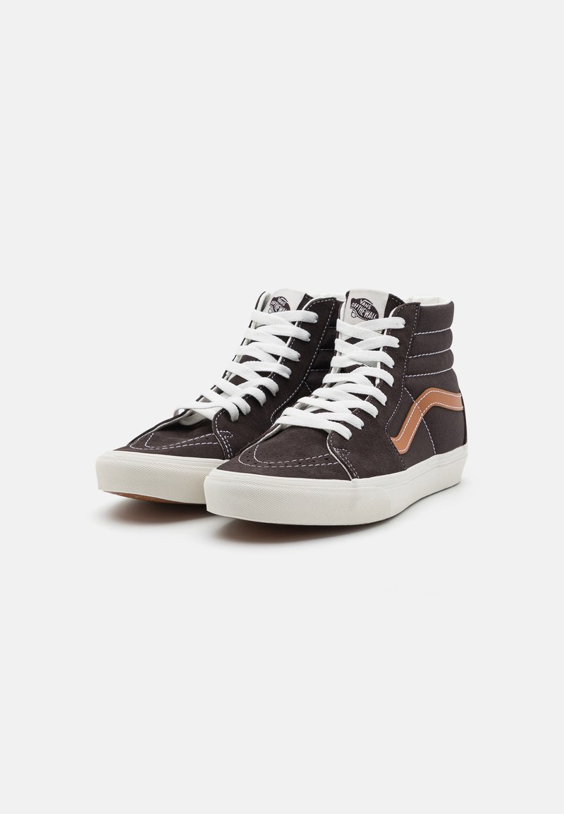 Wysokie sneakersy w ciemnoszarym zamszu z białymi sznurówkami, z brązowym charakterystycznym paskiem i teksturowaną gumową podeszwą.