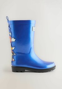Stivale di gomma blu con finitura lucida, caratterizzato da un design grafico di personaggi sul lato e una suola nera testurizzata per una migliore aderenza.