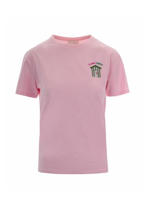T-shirt rosa a maniche corte con scollo tondo, con piccolo logo di casa verde e rossa e scritta "TI AMO FORTE" sul petto sinistro.