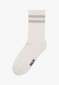 Meia branca de algodão com textura canelada, apresentando duas riscas cinzentas na parte superior e texto preto "ATTL" na sola.