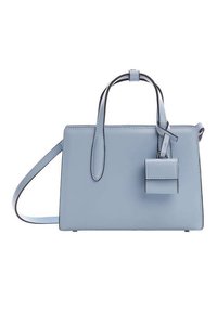 Bolso de mano de cuero azul con un diseño estructurado, doble asa y un mini bolso desmontable. Presenta acentos negros en contraste y una textura suave.