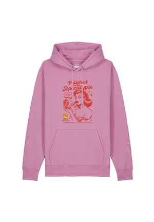 Sweat à capuche rose avec un graphisme rouge représentant une femme appliquant du rouge à lèvres et le texte "Polished for the Apocalypse" à l'avant.