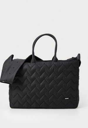 Sac tote noir matelassé avec motif en chevrons, doté de doubles poignées et d'une bandoulière amovible. Fabriqué en tissu doux et texturé avec un accent de logo.
