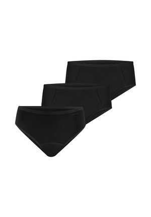 Tři černé dámské kalhotky s vysokým pasem ve stylu briefů uspořádané do krokvovité řady na bílém pozadí.
