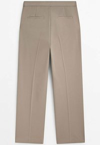 Pantalon beige sur mesure avec une texture lisse, une coupe droite, deux poches arrière et un détail de pli subtil.
