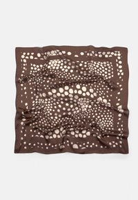 Brun silkeslørd med et pletmønster bestående af varierende størrelser af cremefarvede pletter, kantet med en solid linje, draperet blødt.