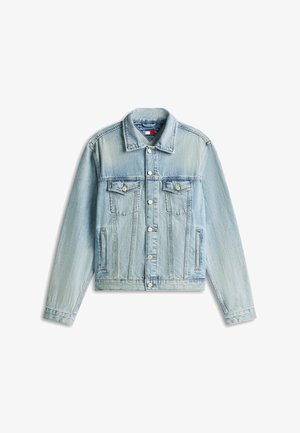 Giacca di denim azzurro chiaro con chiusura frontale a bottoni, due tasche con patta sul petto e tasche laterali per le mani, stesa su sfondo bianco.