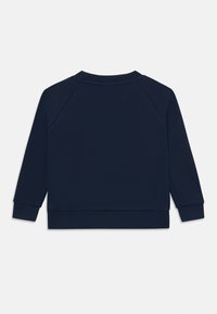 Felpa blu navy con collo a girocollo a coste, maniche raglan e polsini a coste. Texture liscia con un design semplice e solido.