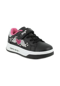 Sneaker nera con accenti rosa, design a ali argentate, dettaglio a forma di cuore e pailettes. Presenta una fibbia in velcro e una suola bianca con testo stampato.