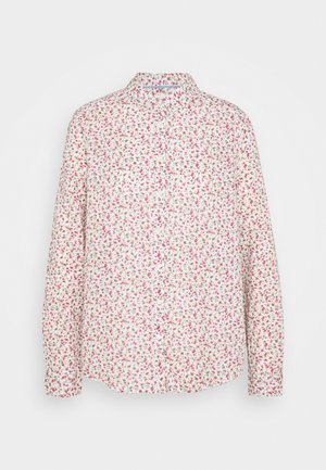 Skjorte med lange ærmer og knapper med lille pink og rød blomsterprint på hvid baggrund.
