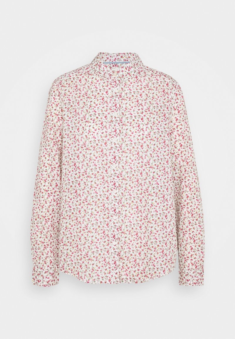 Chemise boutonnée à manches longues avec petit imprimé floral rose et rouge sur fond blanc.