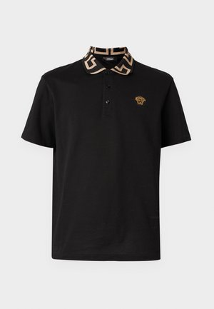 Polo negro con un cuello beige estampado, con un emblema dorado de un león en el pecho y una tapeta de tres botones.