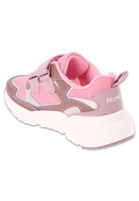 Różowe i jasnofioletowe sneakersy wykonane z siatkowych i syntetycznych materiałów. Gruba biała podeszwa, regulowany pasek i branding "BEFADO" na pięcie.
