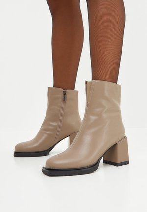 Cesare Gaspari Botines bajos - beige