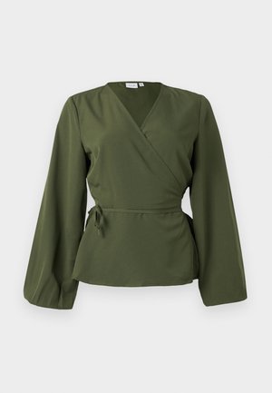 Blouse en vert olive avec des manches longues et un lien sur le côté à la taille, présentée sur un fond blanc uni.