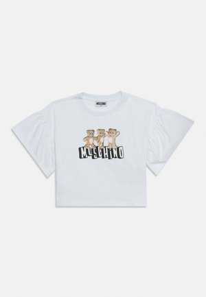 Camiseta blanca de manga corta y corte corto con mangas fruncidas, que presenta tres ositos encima del texto "MOSCHINO" en letras negras en negrita.