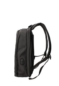 Zaino in tessuto nero con spalline imbottite, superficie testurizzata e porta USB laterale. Presenta una forma rettangolare e numerosi scomparti con zipper.
