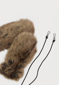 Καφέ γούνινα γάντια μίας χρήσης, συνδεδεμένα με μαύρα κορδόνια και μεταλλικά κλιπ, σε λευκό φόντο.