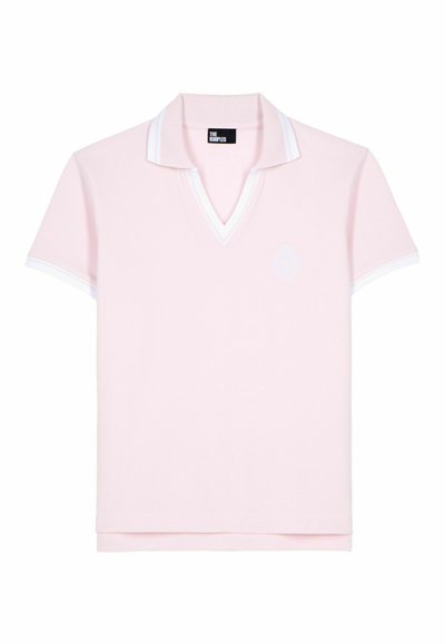 Lichtroze polo met V-hals, korte mouwen en kraag met witte strepen. Heeft een subtiele logo op de borst. Gemaakt van een soepele katoenmix.