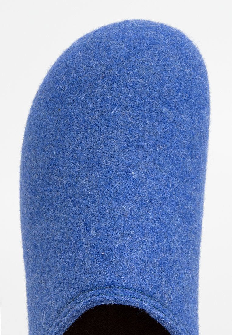 Blaue Filzclogs mit einer runden Zehe und glatter Textur. Offenes Rückendesign und dunkel gefüttertes Inneres. Insgesamt weiches Erscheinungsbild und angenehmes Tragegefühl.