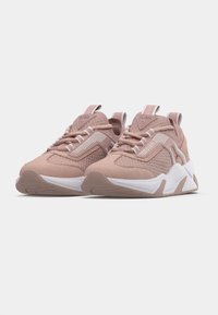 Ροζ αθλητικά παπούτσια με υλικά από δίχτ υ και σουέντ, με λευκές λαστιχένιες σόλες, με ρίγες για διακόσμηση και λογότυπο στην επάνω πλευρά.