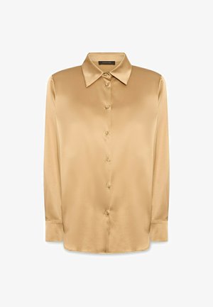 Blusa de satén dorado beige de manga larga con cuello puntiagudo y cierre de botones en la parte delantera.