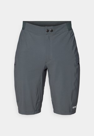 Shorts de cyclisme gris avec une texture lisse, dotés d'une ceinture large, de deux boutons et de poches latérales. Logo "LE COL" en blanc à l'ourlet.