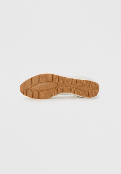 Kumised sneakerite tallad tan värvuses, millel on tekstureeritud haardemuster ning keskel on muljutud brändinimi "BALLY". Siledad, kaarjad servad.