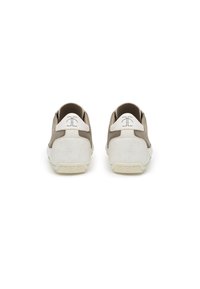 Scarpe slip-on beige e bianche con una tomaia testurizzata, morbidi dettagli in suede e un logo sul tallone. Suola in gomma con motivo antiscivolo.