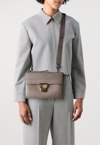 Coccinelle ARLETTIS - Borsa a mano - warm taupe