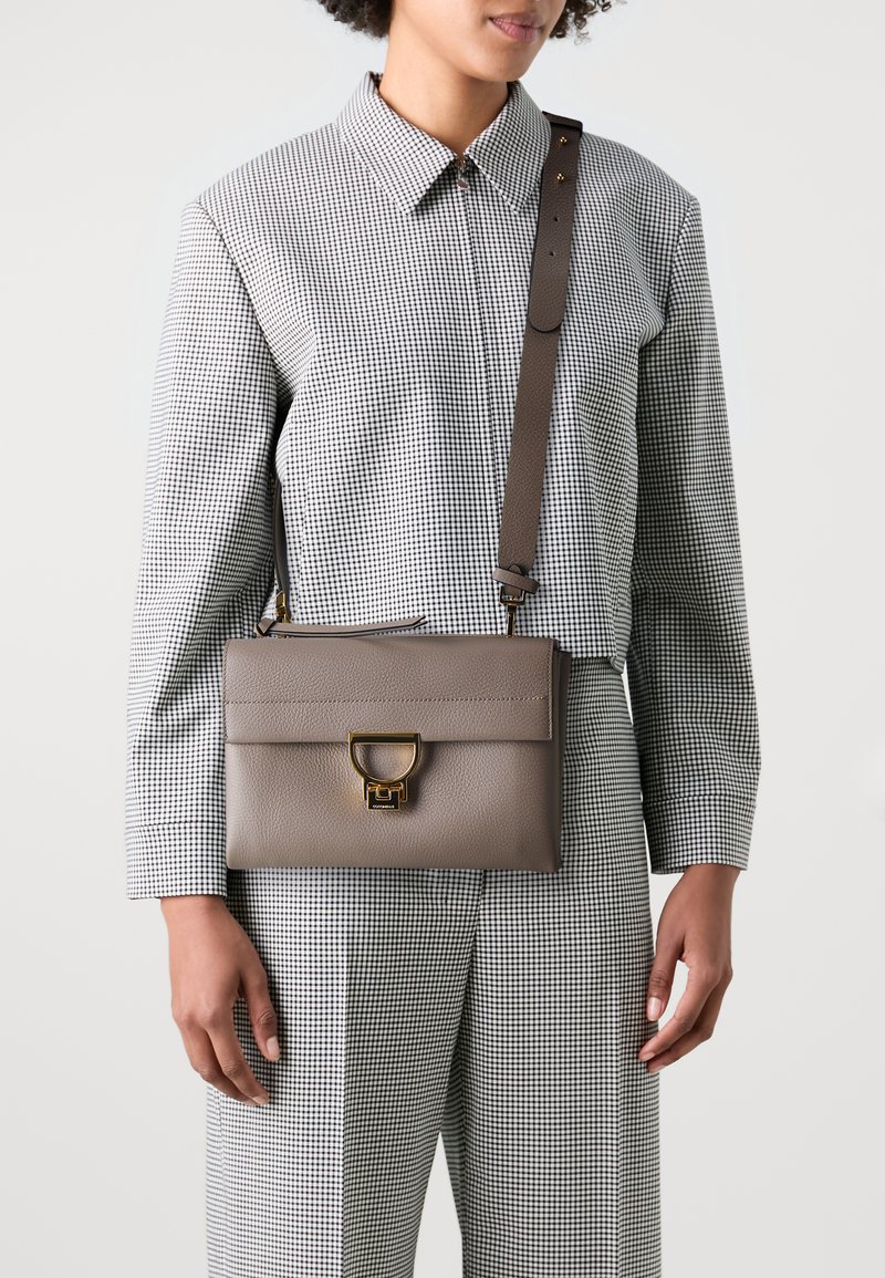 Coccinelle ARLETTIS - Borsa a mano - warm taupe