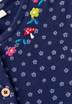 Donkerblauwe gebreide cardigan met kleine witte bloemenpatronen; heeft kleurrijke geborduurde bloemen en paddestoelen, en een houten knoopsluiting.