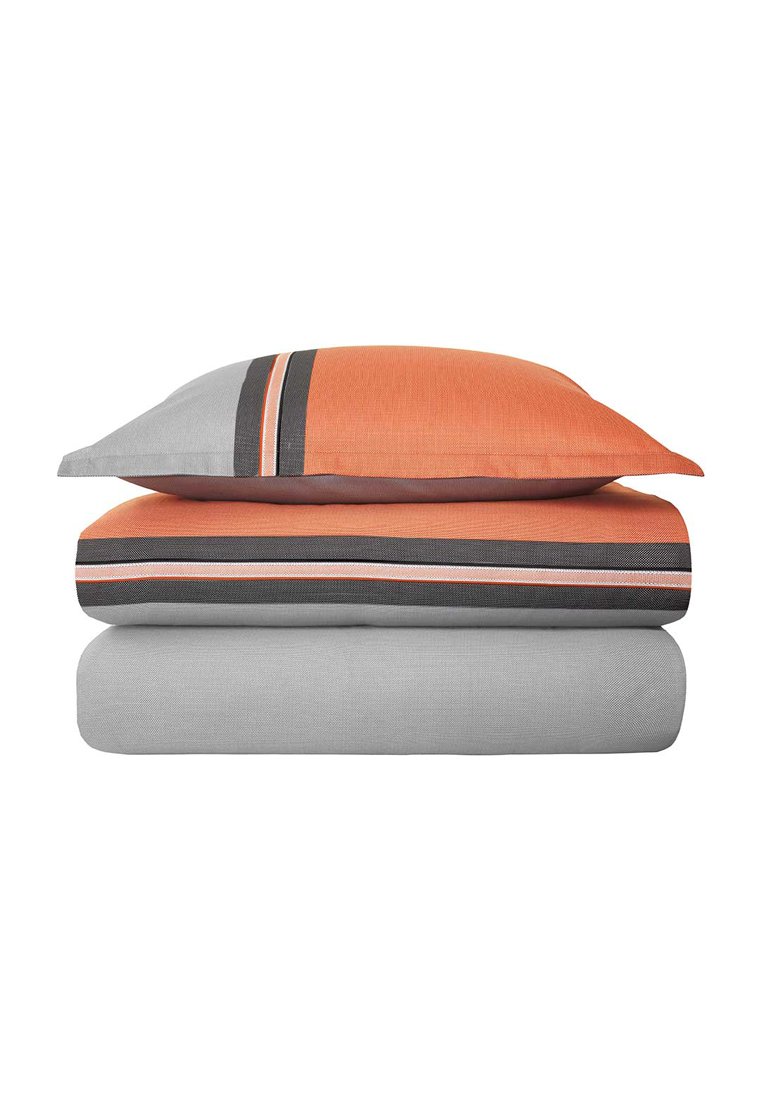 Ensemble de literie empilée comprenant un oreiller orange avec des rayures grises et noires, un drap-housse gris et un drap plat avec des rayures assorties.