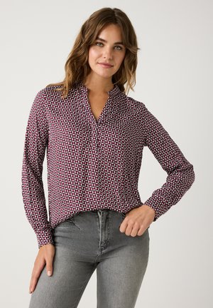 Langärmlige Bluse mit einem geometrischen Muster in Rot, Weiß und Marineblau. Aus leichtem Stoff mit einem Kragen und Knopfschluss.